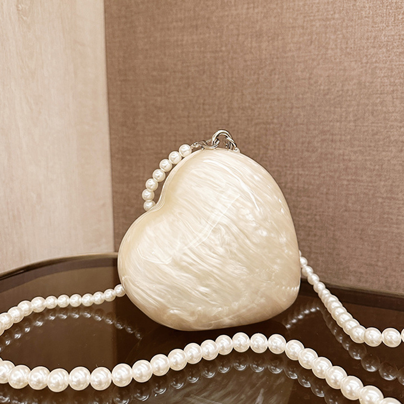 Designer Acrylic Hearts Clutch - Evening Bag Beaded recensione e prezzo