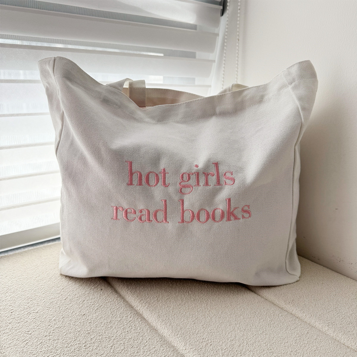 Hot Girls Read Books Letters E - Women Bags Ck recensione e prezzo