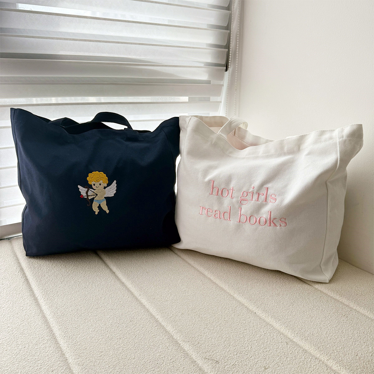 Hot Girls Read Books Letters E - Women Bags Ck recensione e prezzo